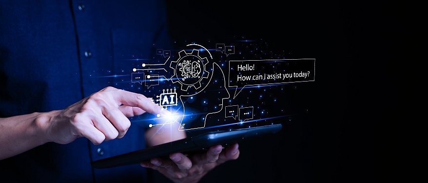 Eine Person chattet &uuml;ber Tablet mit einer k&uuml;nstlichen Intelligenz.