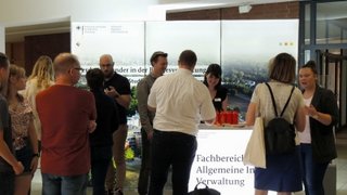 Interessierte lassen sich am AIV-Stand beraten Kachel Vorschau