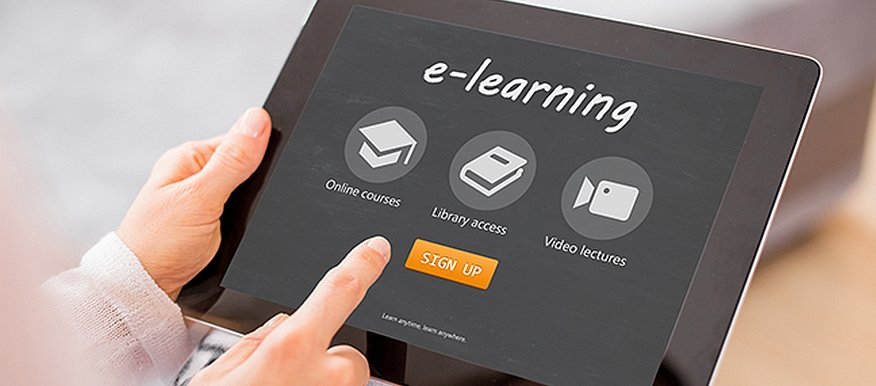 H&auml;nde, die ein Tablet mit der Aufschrift &bdquo;e-learning&ldquo; halten.