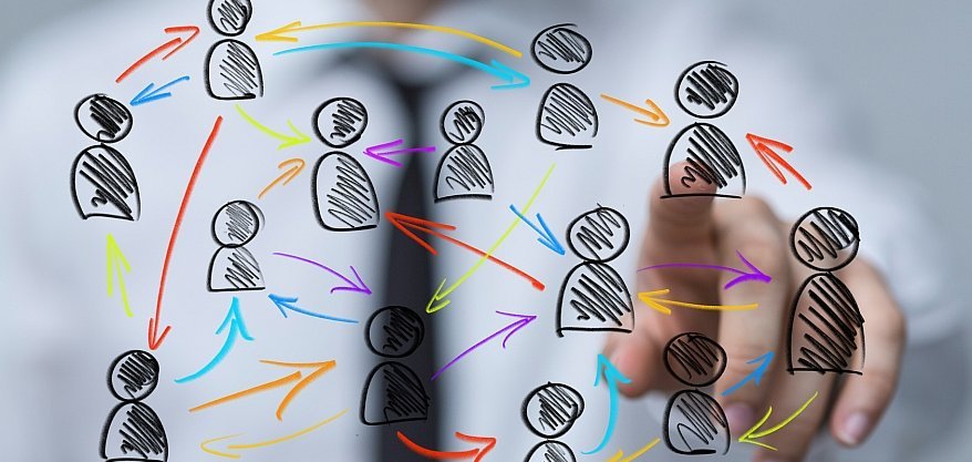 Graphische Figuren, die mit bunten Pfeilen verbunden sind.