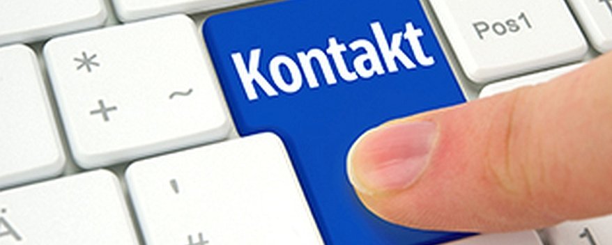 Eine Tastatur mit einem blauen Kontakt-Button.