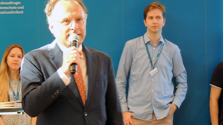 Prof. Dr. Heimann er&ouml;ffnet mit seiner Begr&uuml;&szlig;ungsrede den Fachbereichstag 2023 Kachel Vorschau