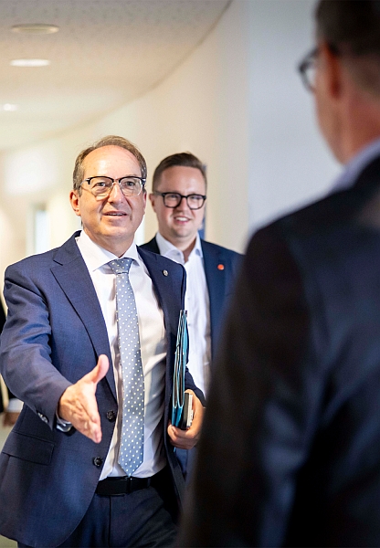 Bundesinnenminister Dobrindt begr&uuml;&szlig;t den Kanzler der Hochschule des Bundes f&uuml;r &ouml;ffentliche Verwaltung.