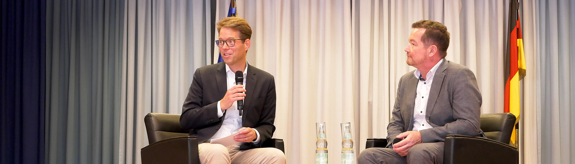 Prof. Dr. Siefken mit Uli Gr&ouml;tsch, dem Polizeibeauftragten des Bundes, beim WissenschaftsForum an der Hochschule des Bundes f&uuml;r &ouml;ffentliche Verwaltung.