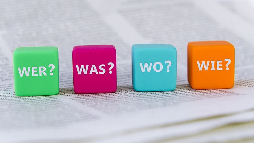 Bunte Bausteine mit den Worten Wer, was, wo, wie.