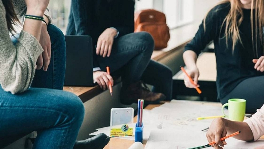 Personen, Tisch, Arbeitsmittel