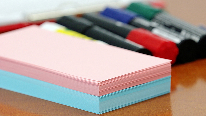 Papier und Stifte.