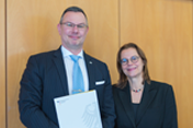 Präsidentin Frau Dr. Sabine Leppek mit dem Lehrpreisträger Herrn Patrick Link